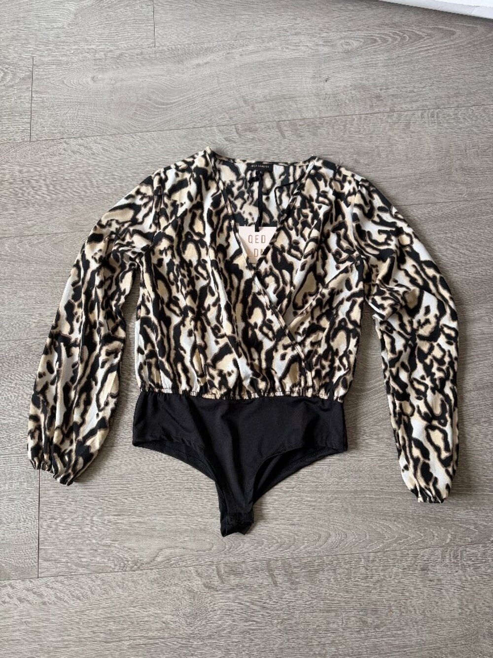 QED London Leopard Print Long Sleeve Surplice Bodysuit Women’s Size UK 10/ 6 NWT